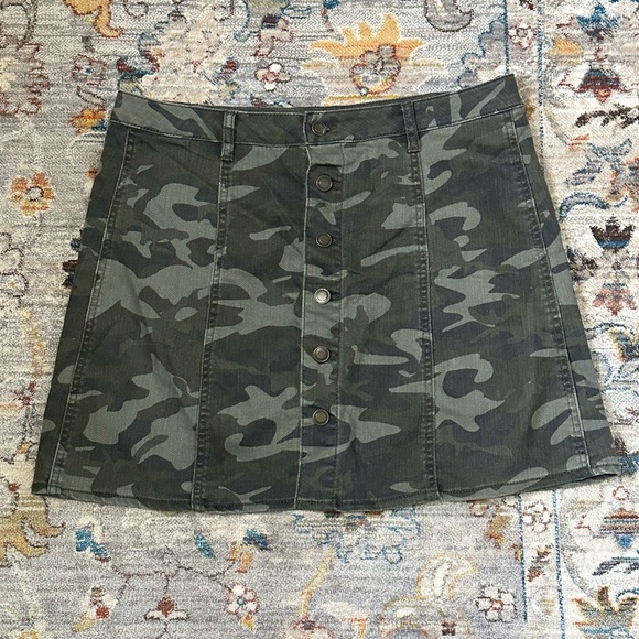 Faded Glory Dresses & Skirts - Faded Glory Vintage Green Camo Button-Front Pleated Back Pockets Skirt Size 14